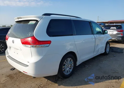 2013 Toyota Sienna Xle V6 8 Passenger z USA, uszkodzony, nr VIN 5TDYK3DC1DS380956